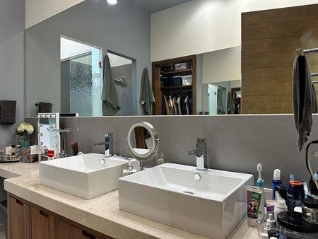 Baño compartido doble lavabo