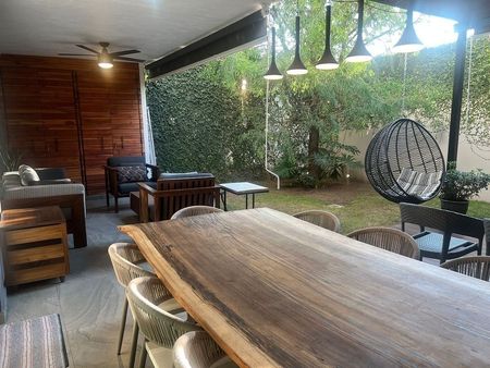 Terraza con asador y jardín