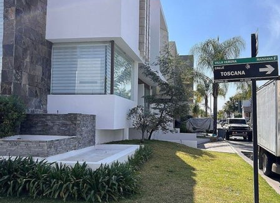 Vista desde la calle y señalización Villa Verona