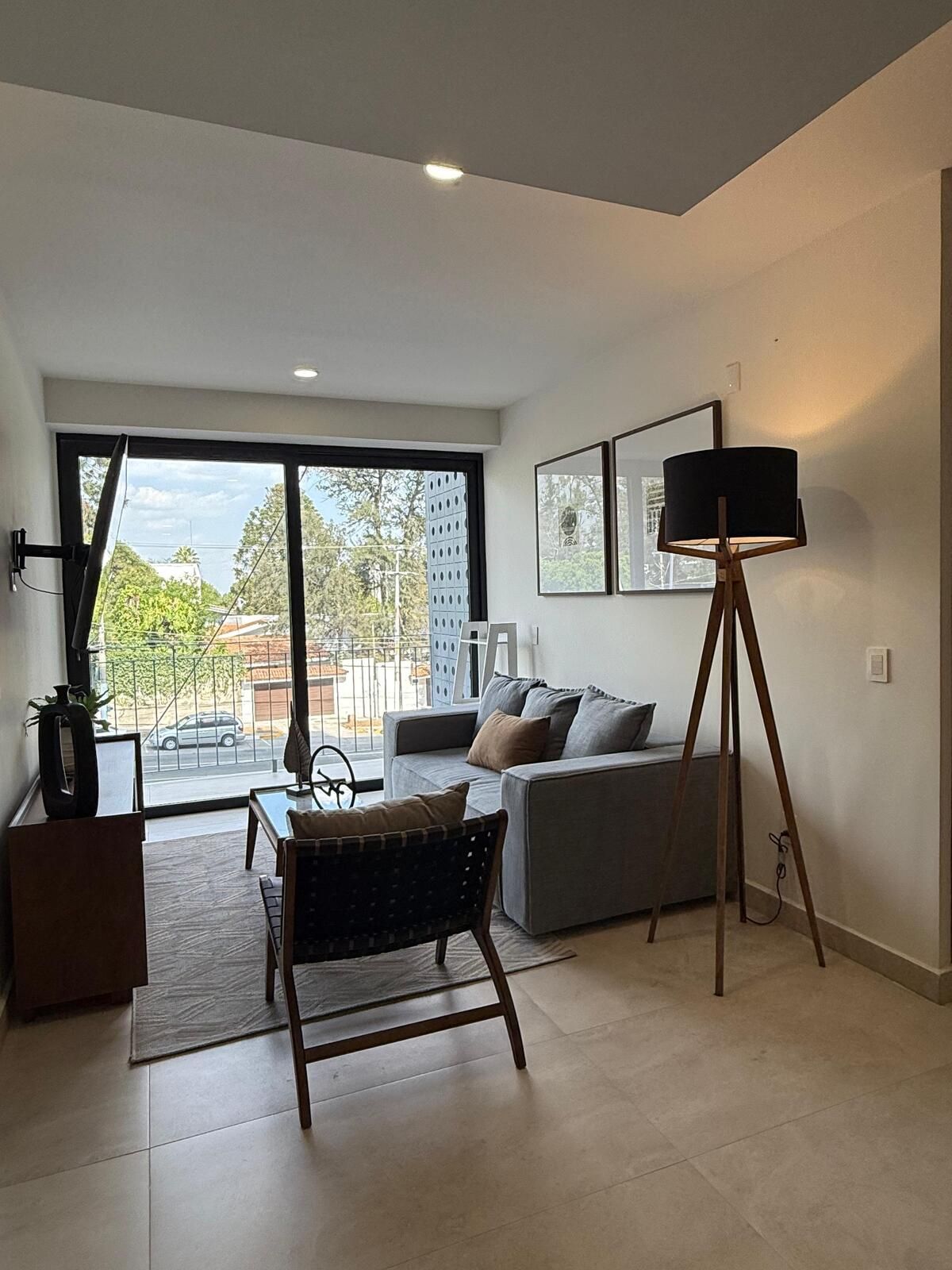 Sala con ventanal y balcón