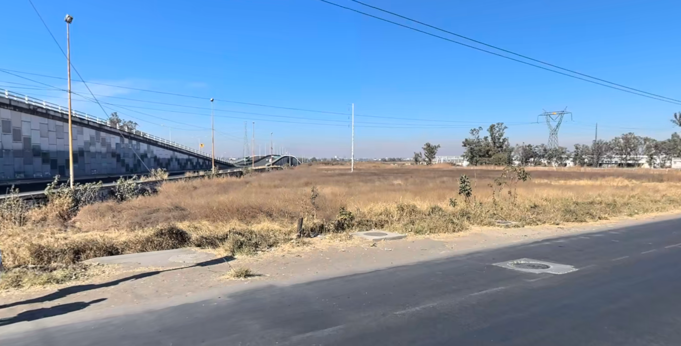 Vista lateral del terreno junto al puente del Nuevo Periférico