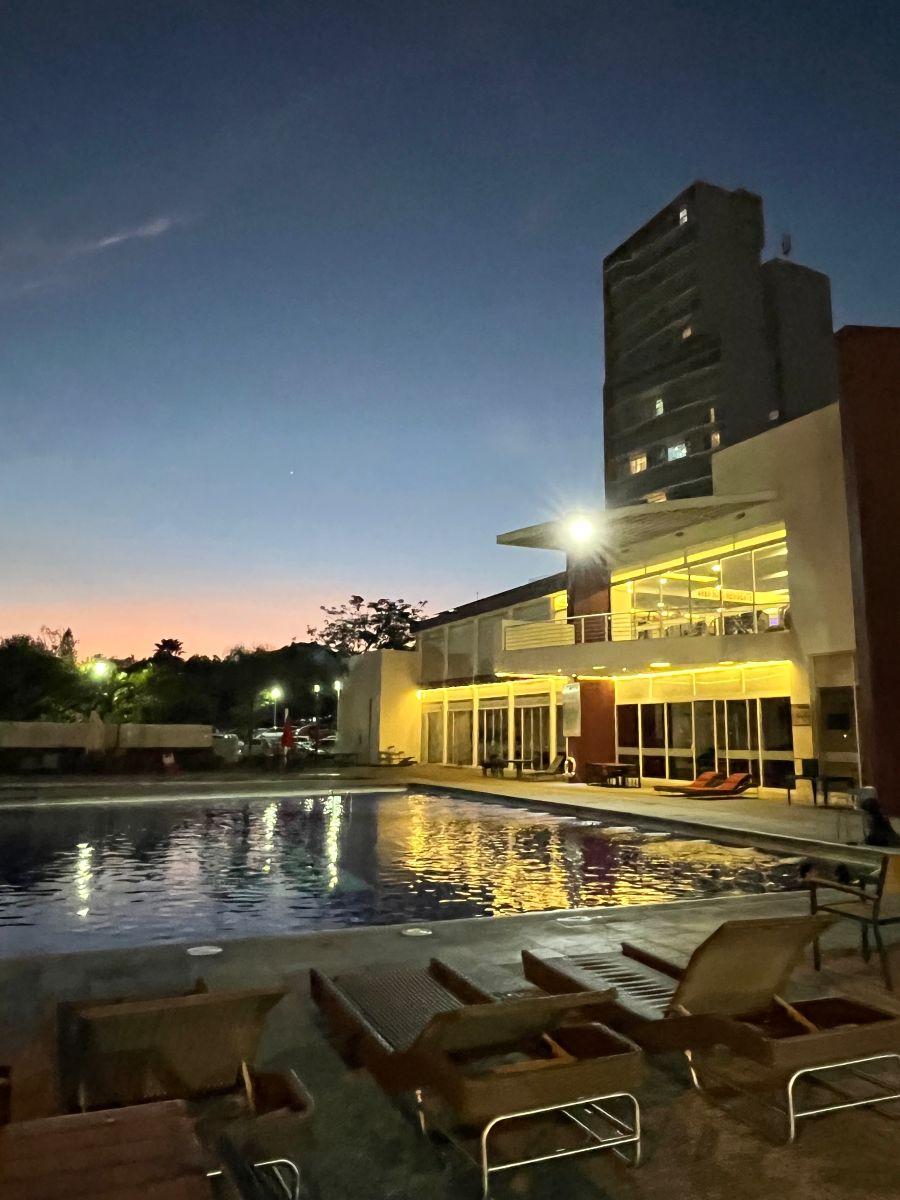 Clubhouse y alberca al atardecer
