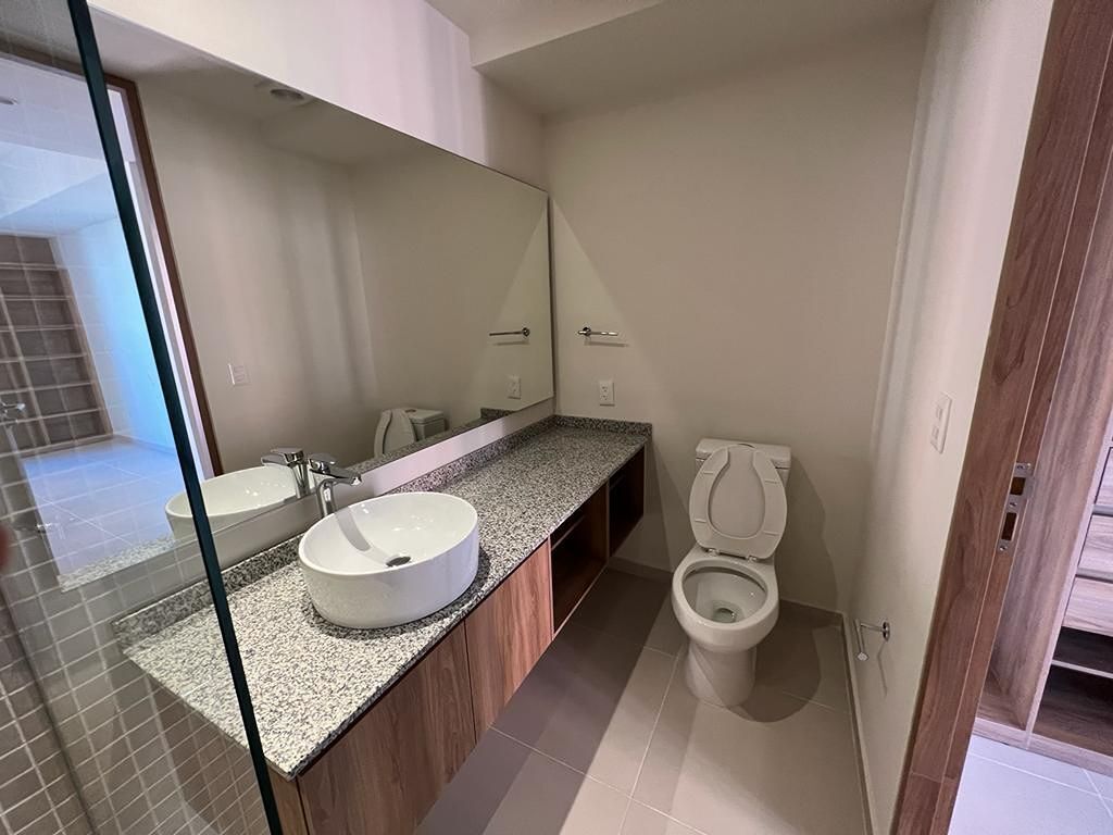 Baño con vanity doble en granito