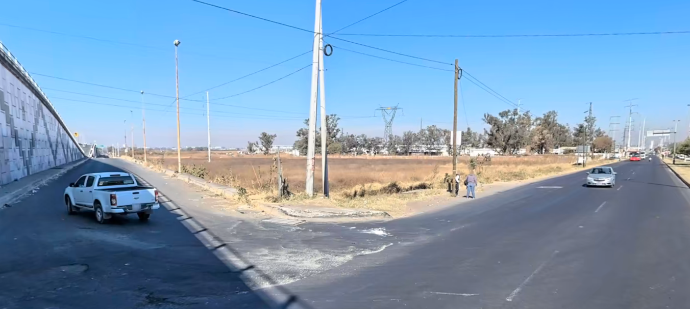 Frente del terreno sobre carretera El Salto–El Verde
