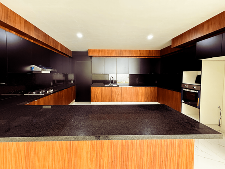 Cocina integral con isla de granito