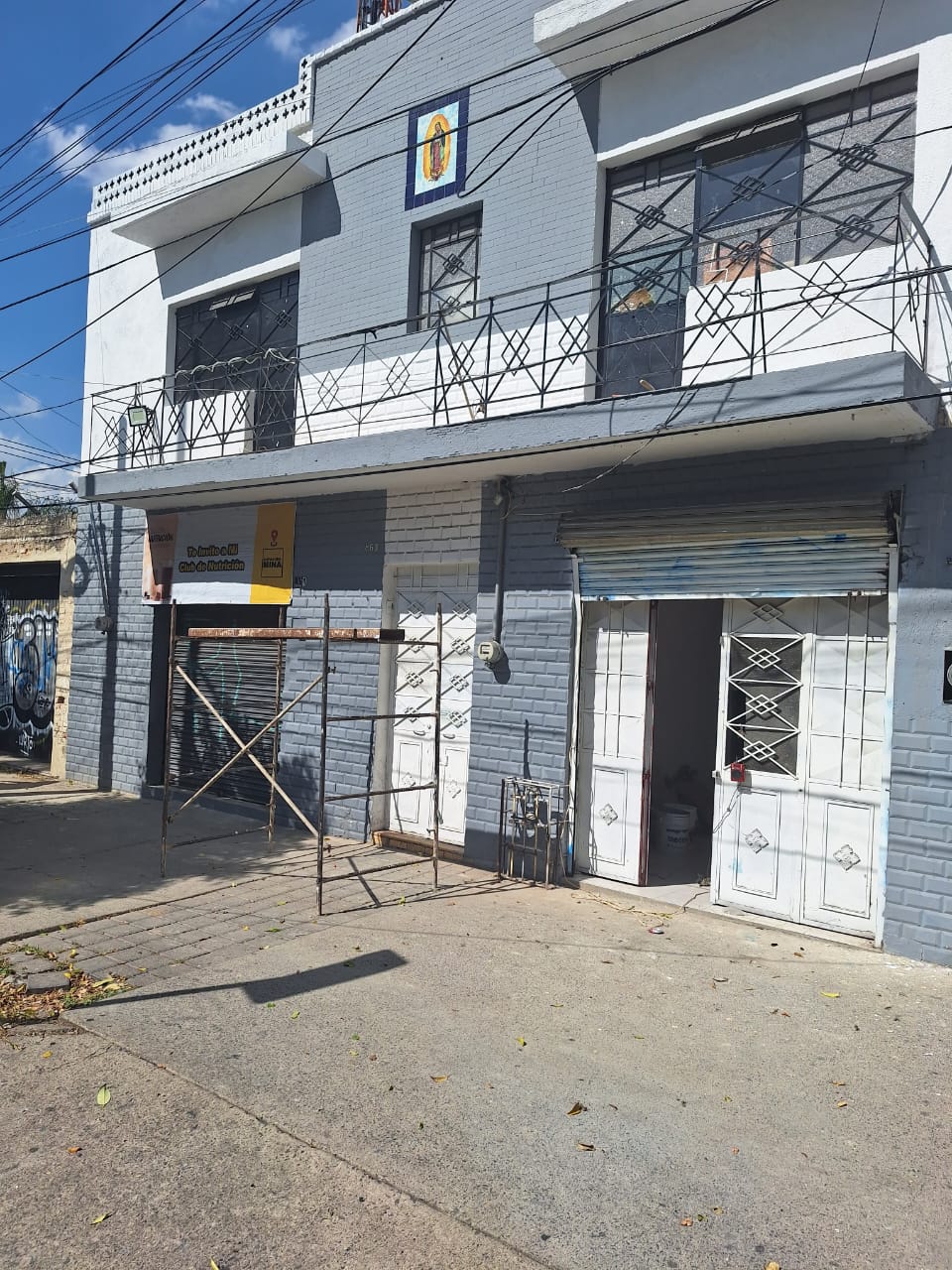 Detalle de fachada y locales