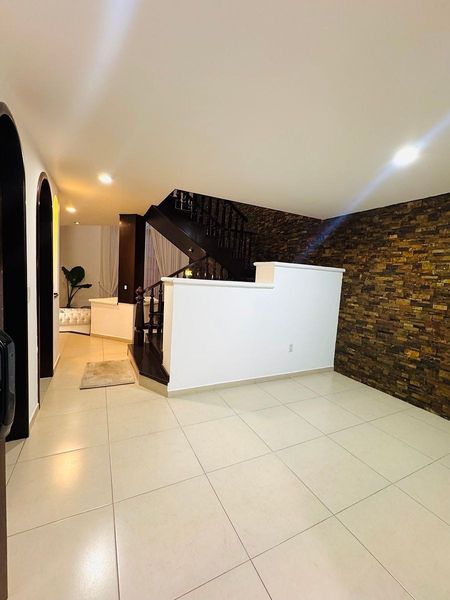 Escalera con muro de piedra