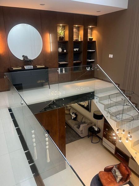 Escalera de cristal y mezzanine