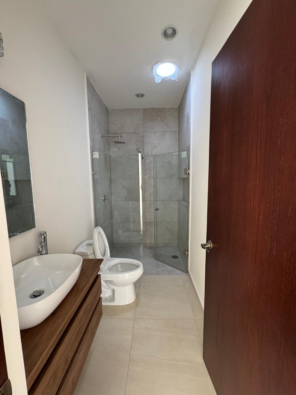 Baño con cancel de cristal templado