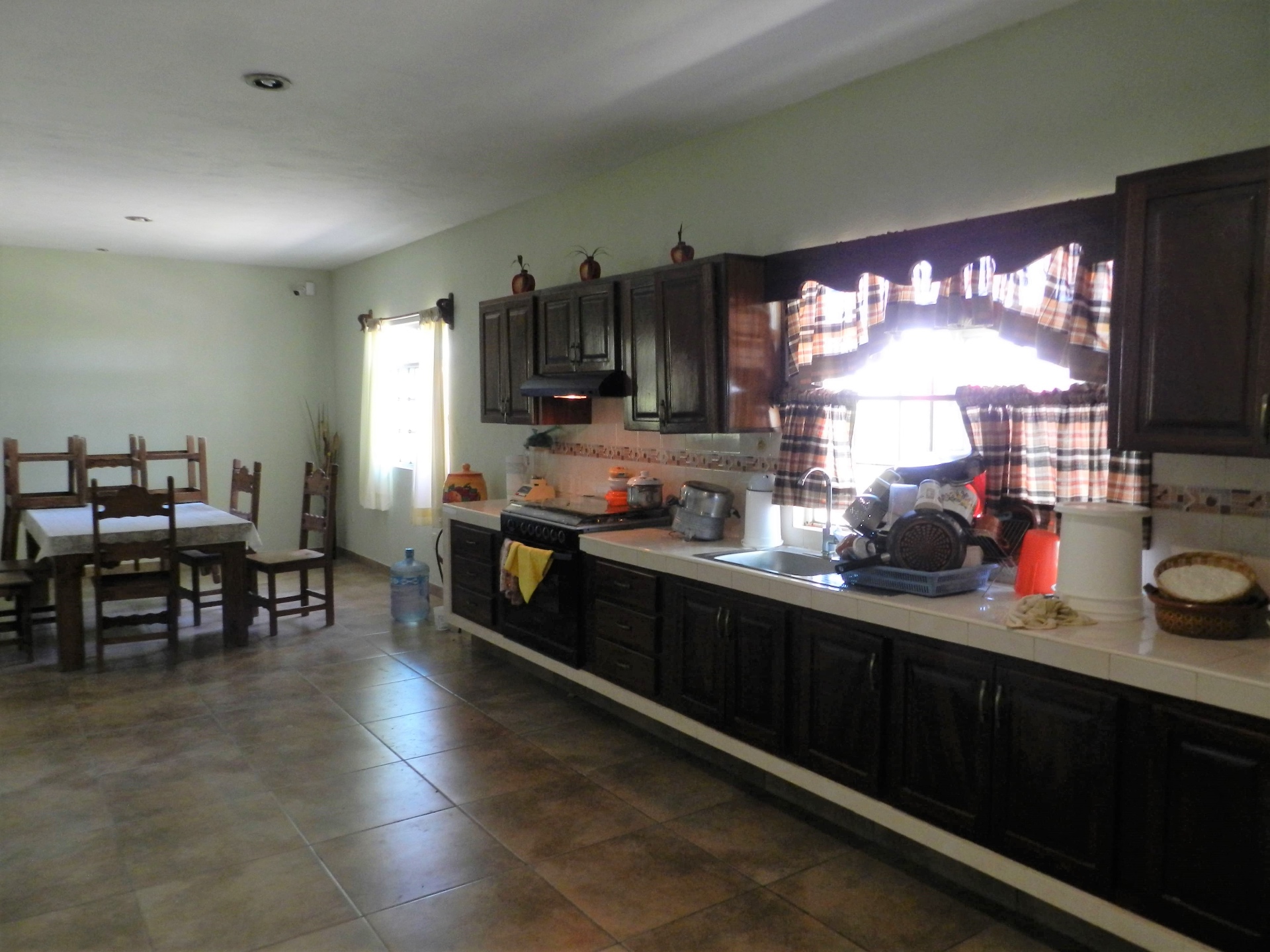 Cocina y comedor equipados