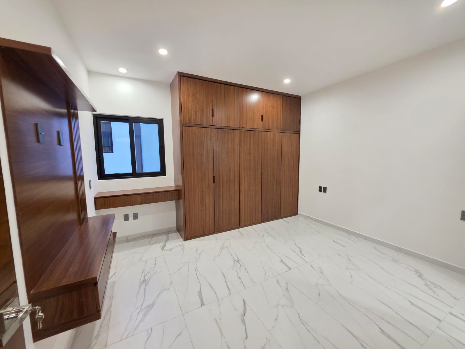 Recámara con closets en madera