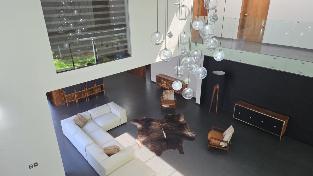 Sala vista aérea con lámpara de cristales