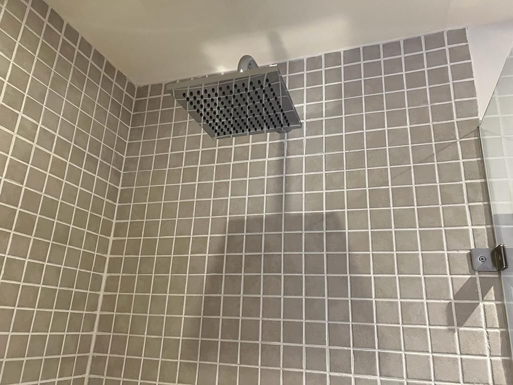 Regadera con azulejo gris