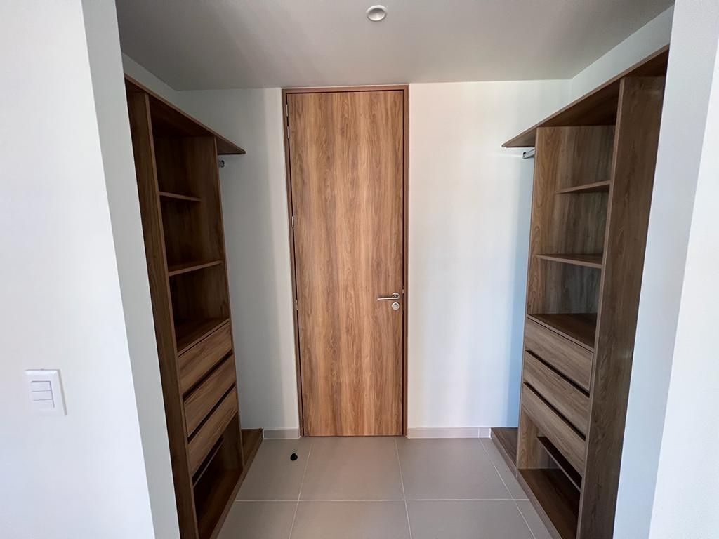 Vestidor con muebles de madera