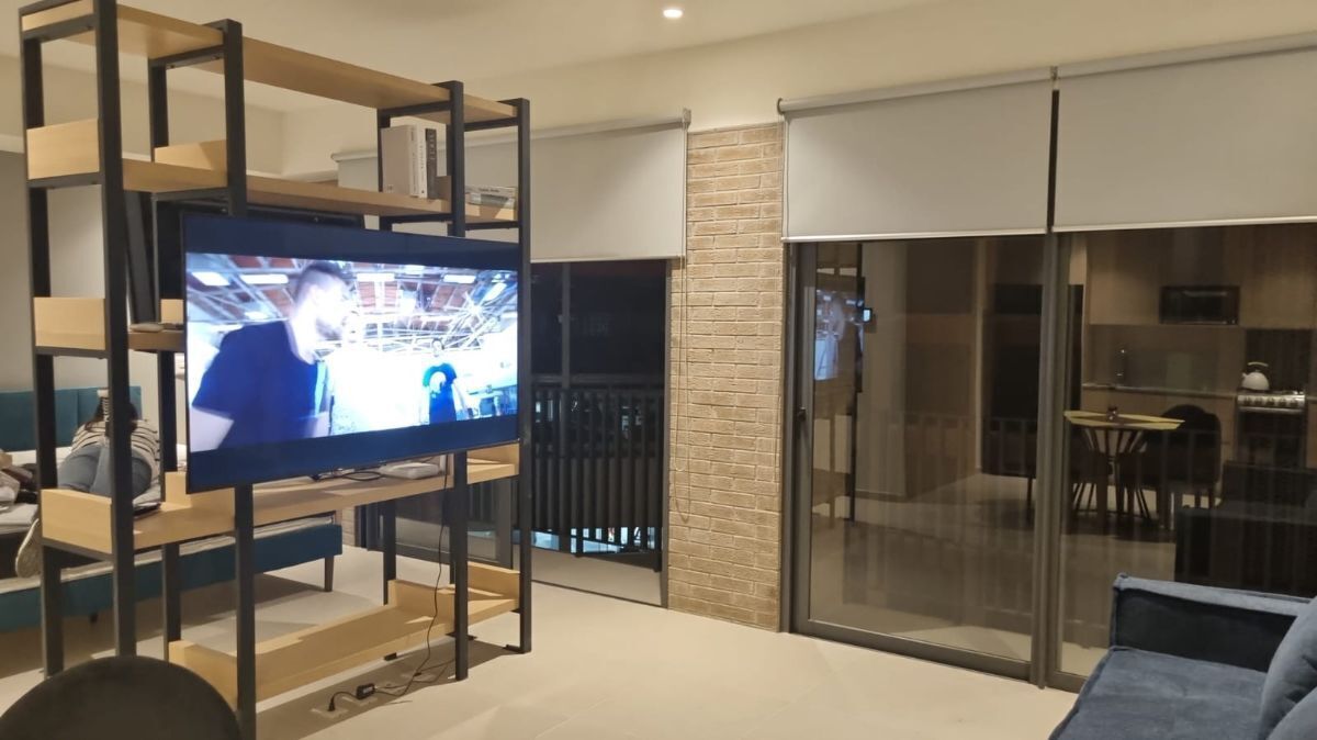 Estancia con TV y acceso a balcón