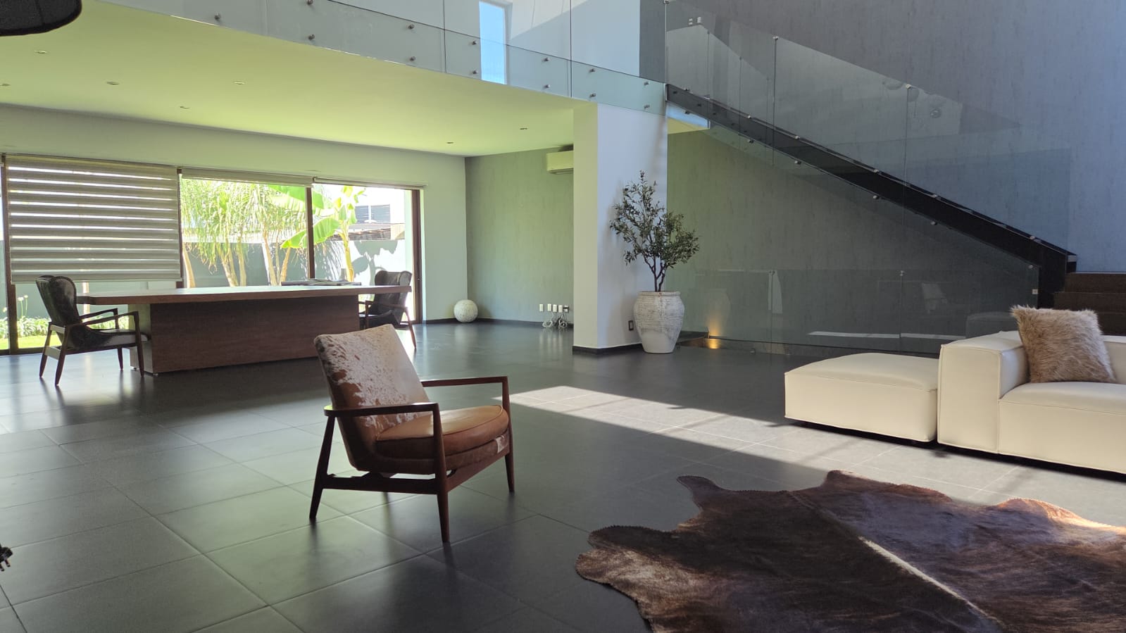 Estancia con escalera de cristal