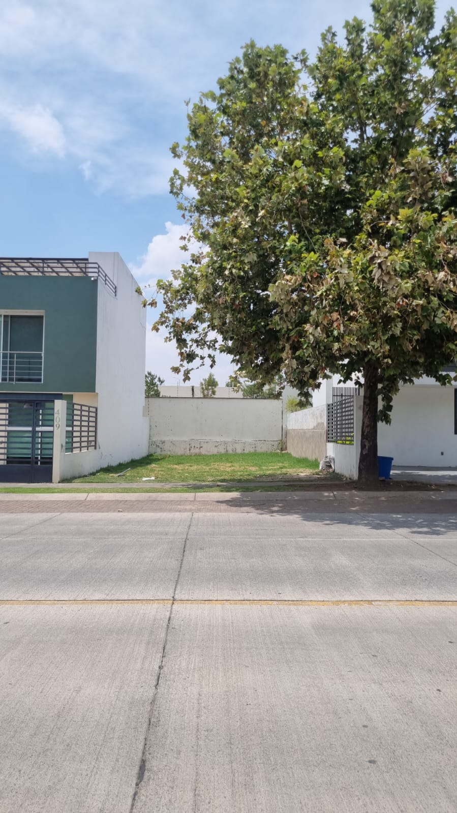 Lote entre viviendas terminadas