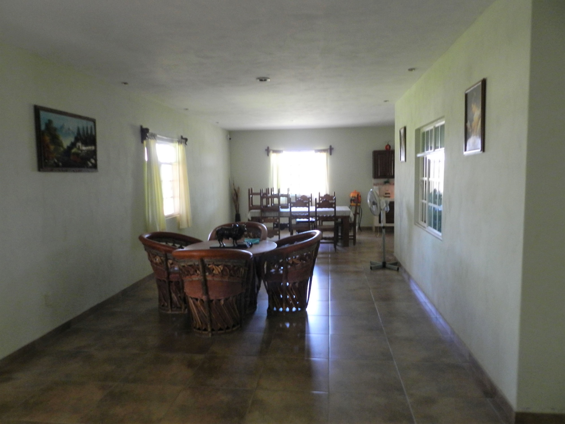 Antecomedor y comedor de la casa principal