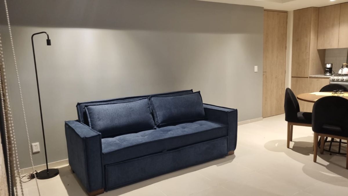 Sala con sofá azul