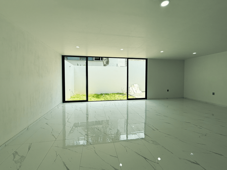 Sala con ventanal al jardín