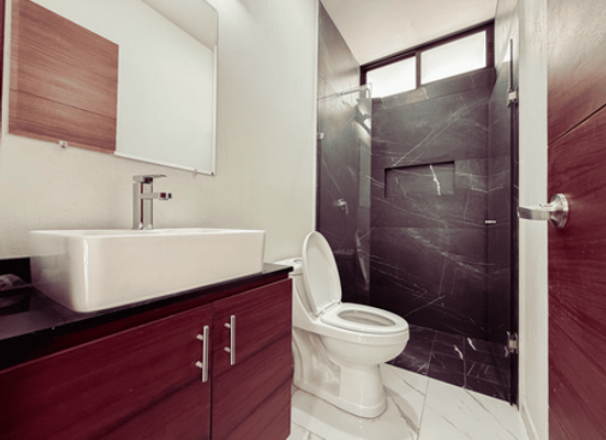 Medio baño con muro mármol