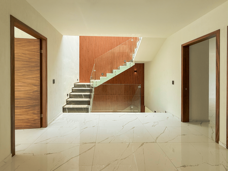 Escalera con muro de madera