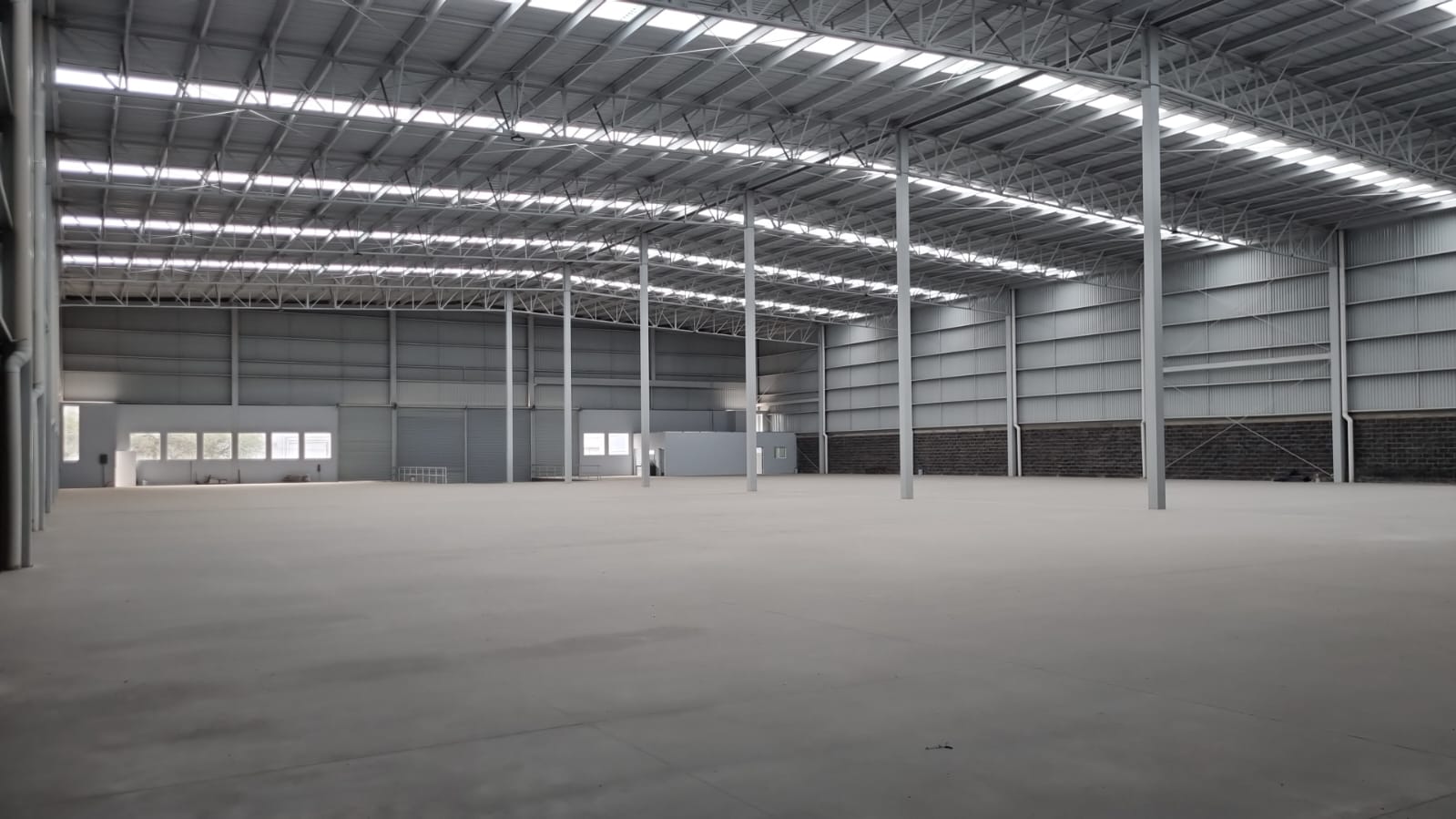 Nave industrial con columnas