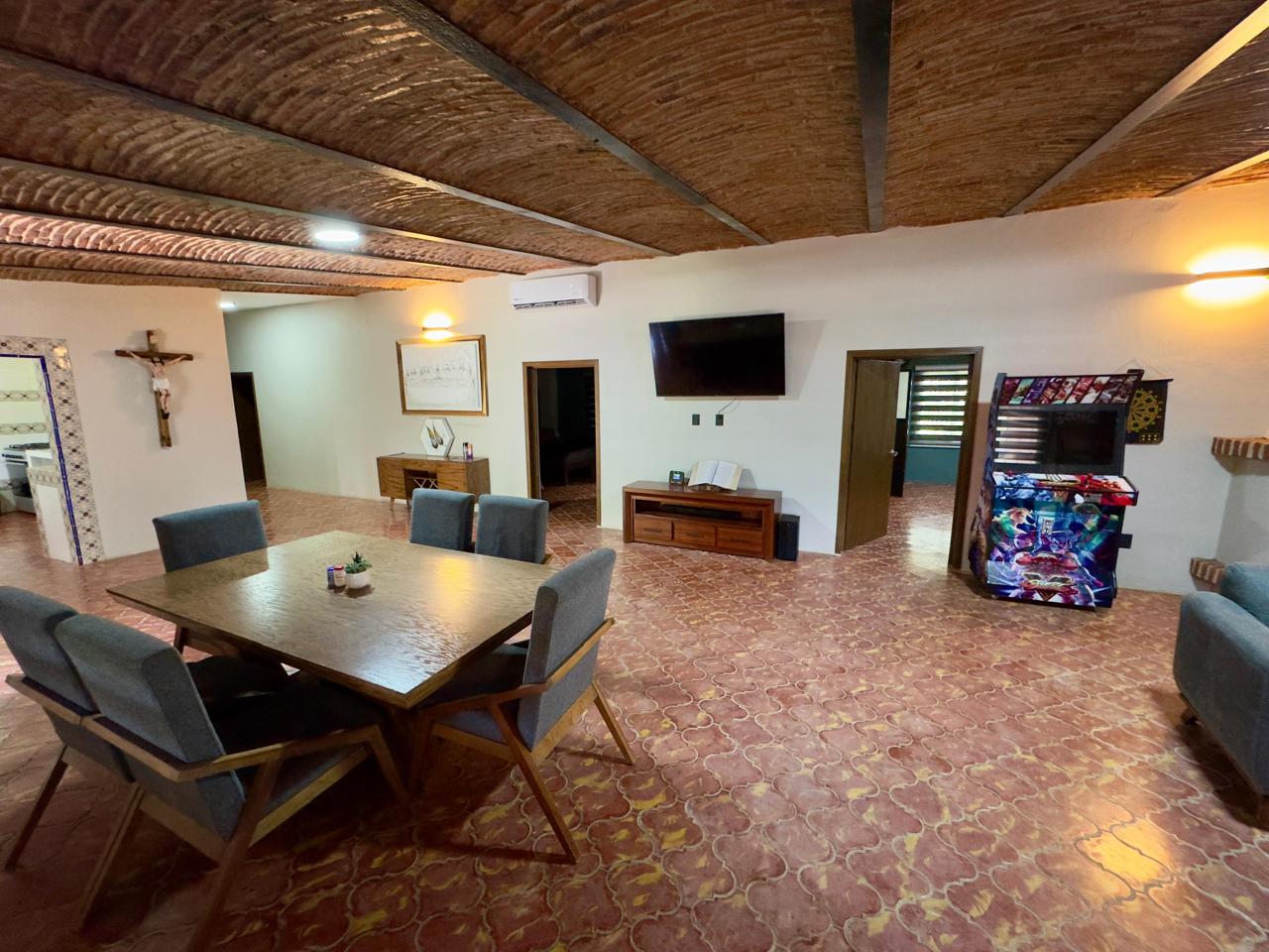 Sala y comedor con techo de bóveda
