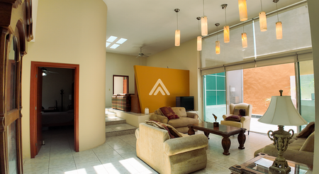 Sala principal con doble altura