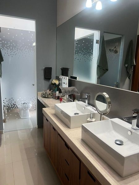 Baño principal con doble lavabo