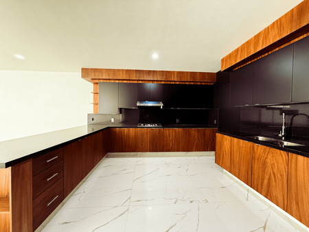Cocina con gabinetes de madera