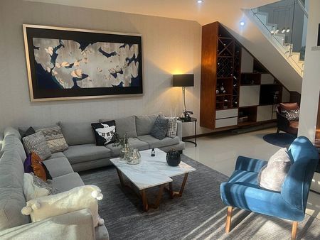 Sala con doble altura y cava