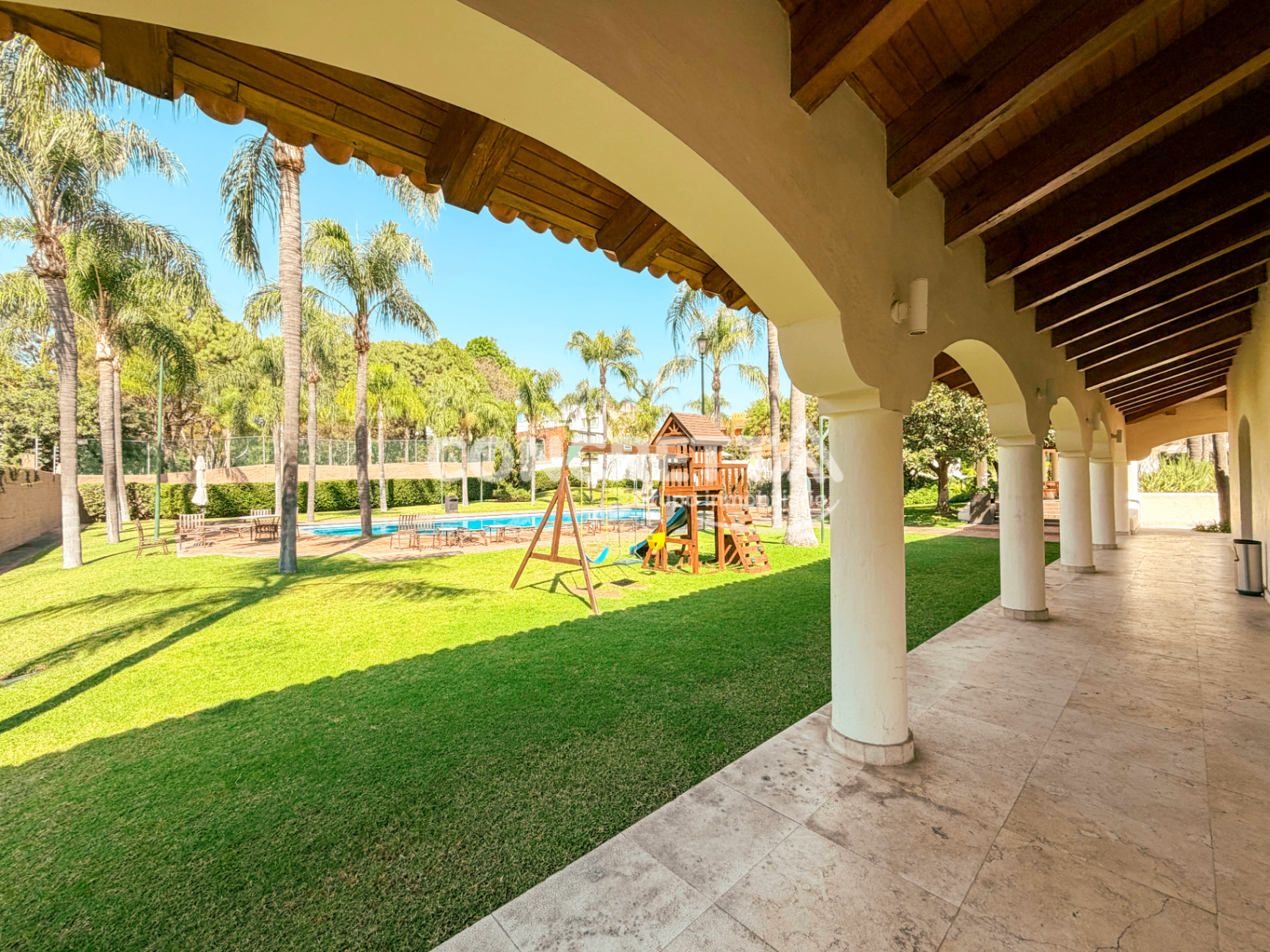 Pórtico con vista al jardín, alberca y juegos infantiles