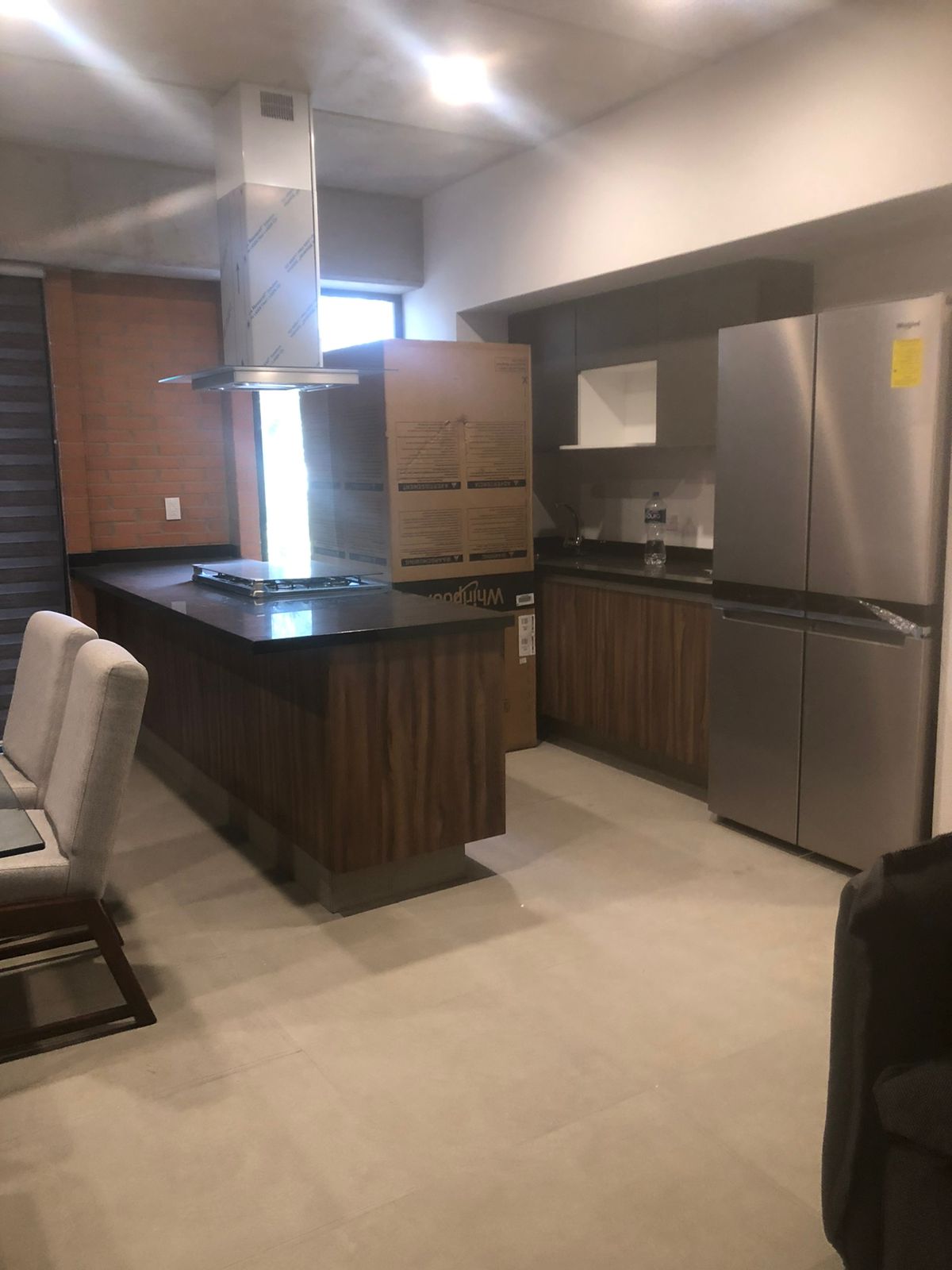 Cocina integral con barra de granito