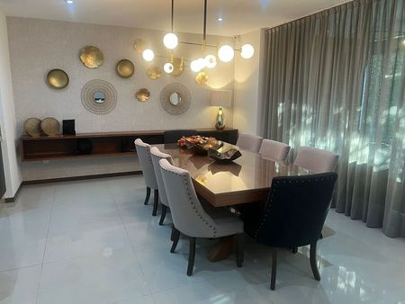 Comedor con lámparas colgantes