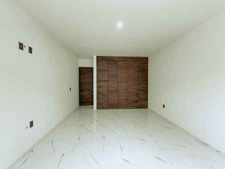 Recámara con clóset de madera